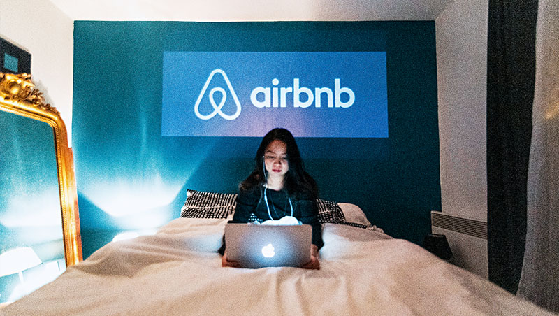 Airbnb在一年內經歷裁員、IPO，並於疫情中快速轉型，掌握人們在國內遠距度假辦公需求，帶動業績反彈